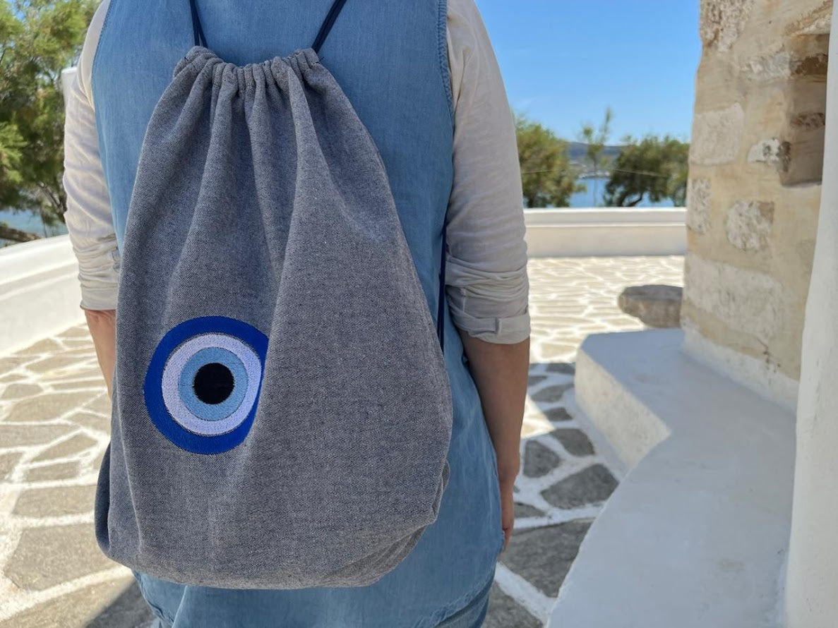 Sac à Dos en Jean Bleu-Gris avec Oeil Bleu Brodé – 40 x 45 cm