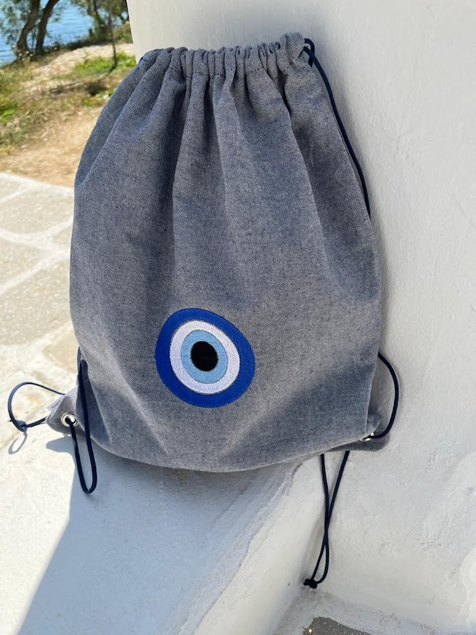 Sac à Dos en Jean Bleu-Gris avec Oeil Bleu Brodé – 40 x 45 cm