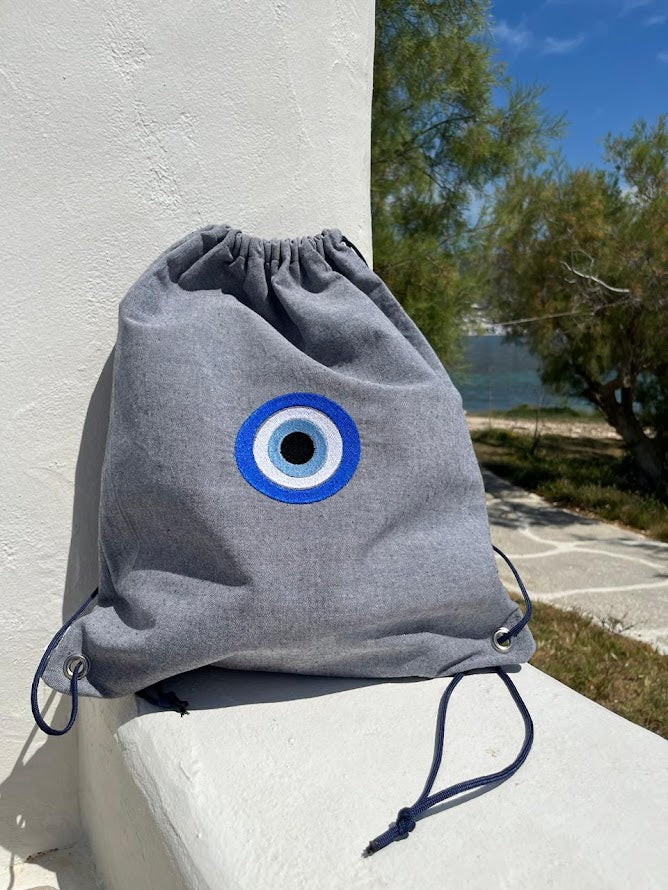 Sac à Dos en Jean Bleu-Gris avec Oeil Bleu Brodé – 40 x 45 cm