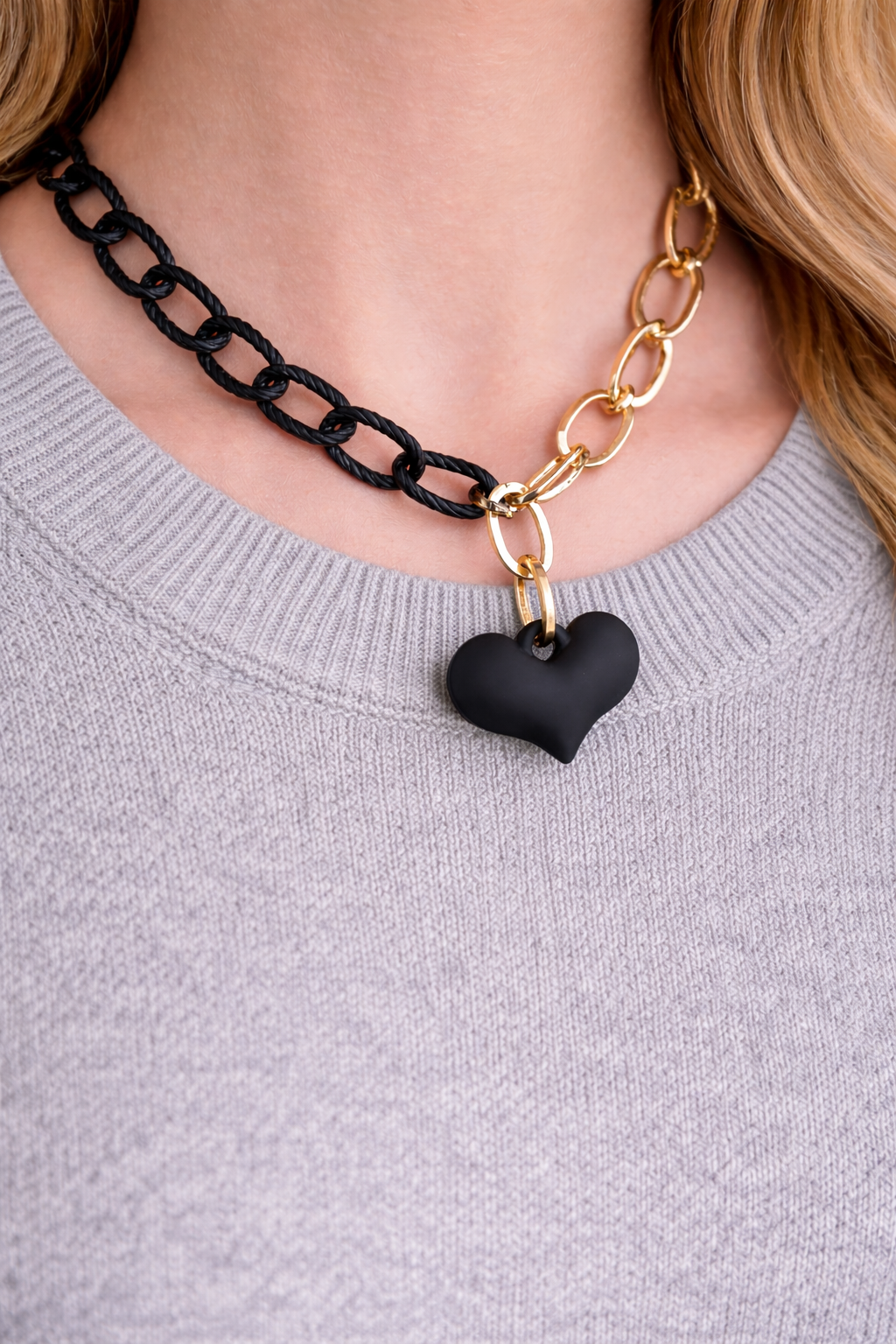 Collier Coeur Chaine Aluminium dorée et Noir