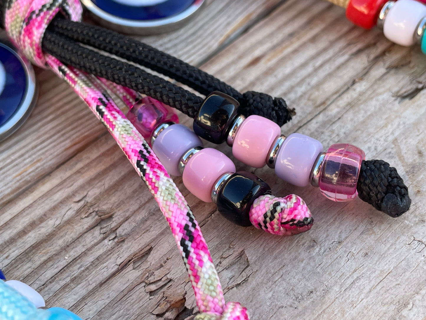 Porte-clés Oeil Bleu Fait Main – Breloque en Paracorde avec Perles