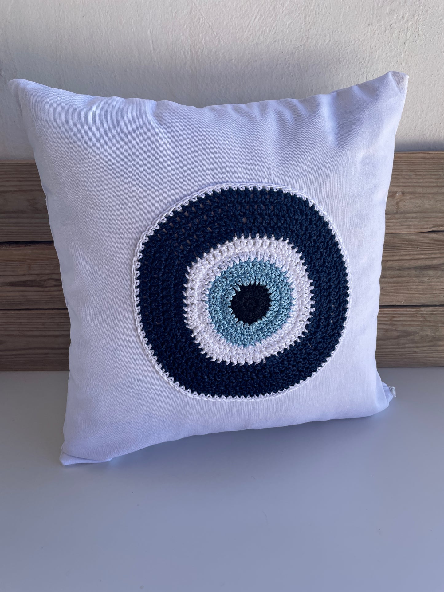 Housse de coussin fait main – Design crochet œil porte-bonheur, tissu toile blanche