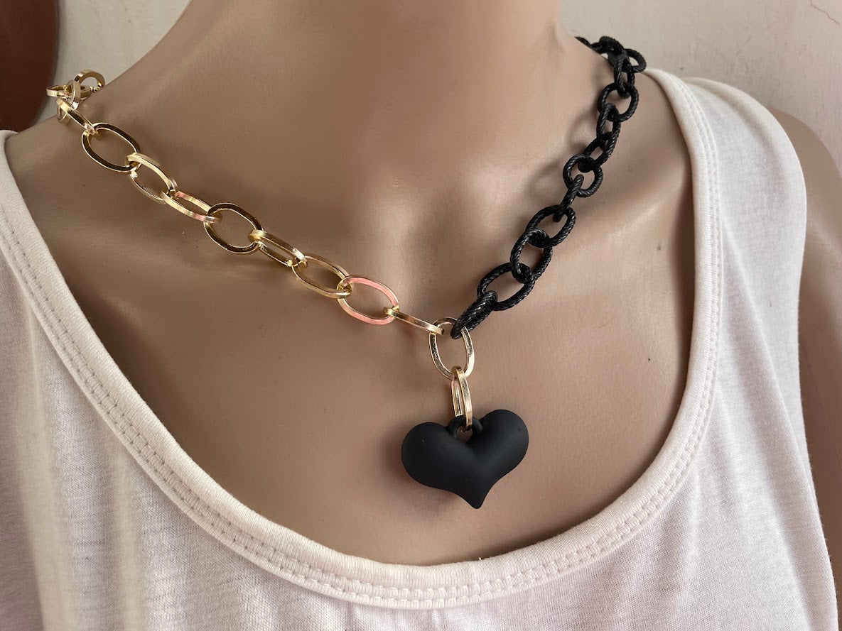 Collier Coeur Chaine Aluminium dorée et Noir