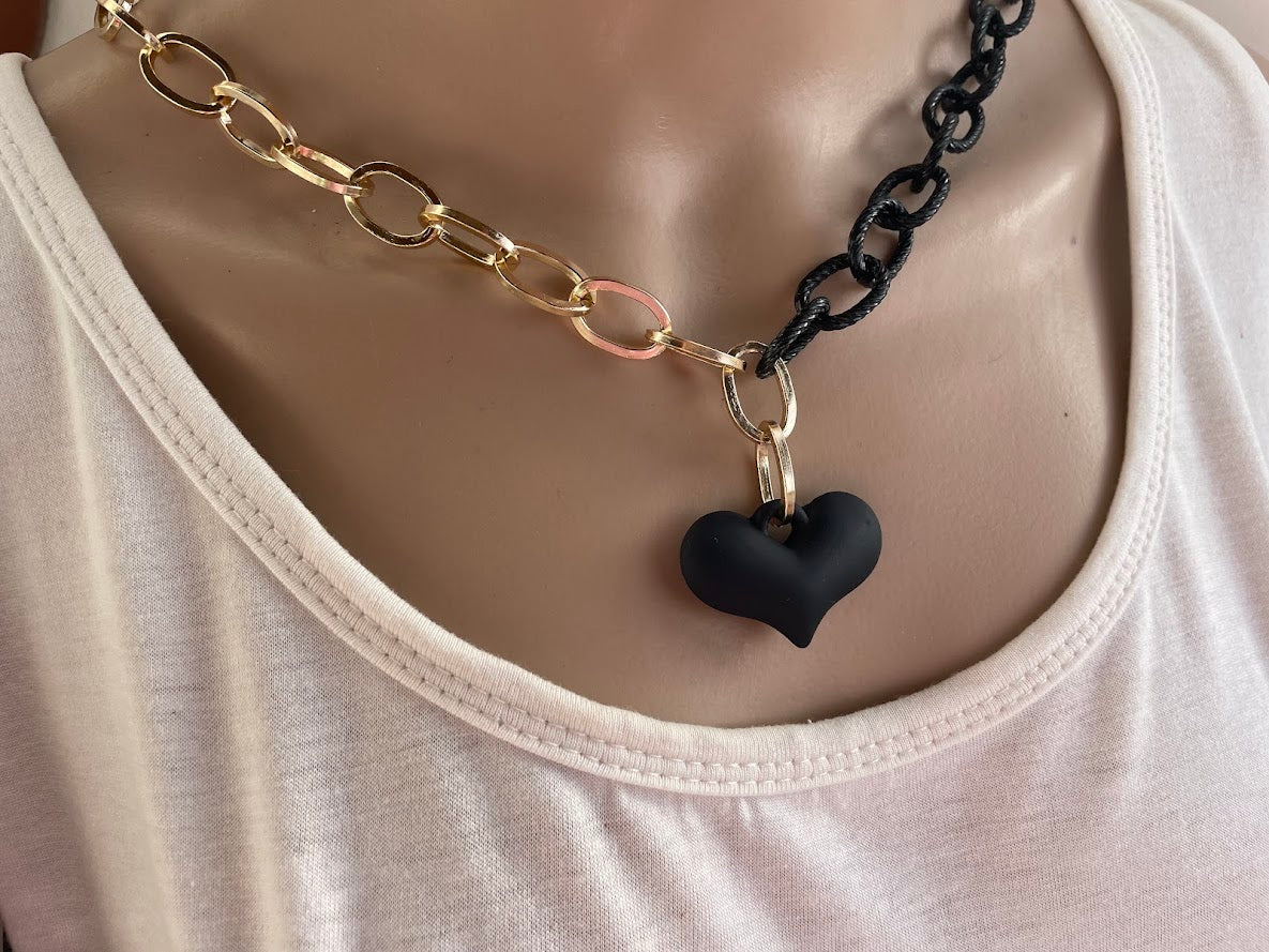Collier Coeur Chaine Aluminium dorée et Noir
