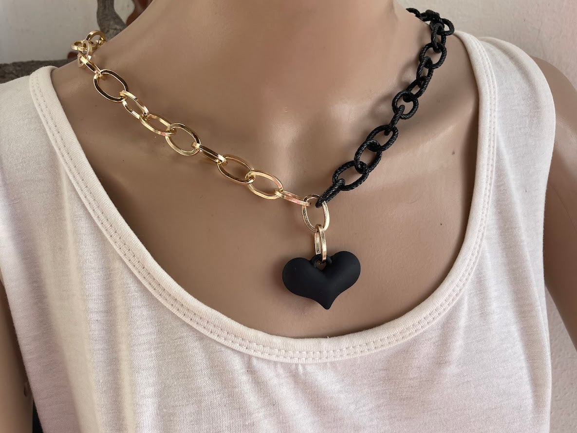 Collier Coeur Chaine Aluminium dorée et Noir