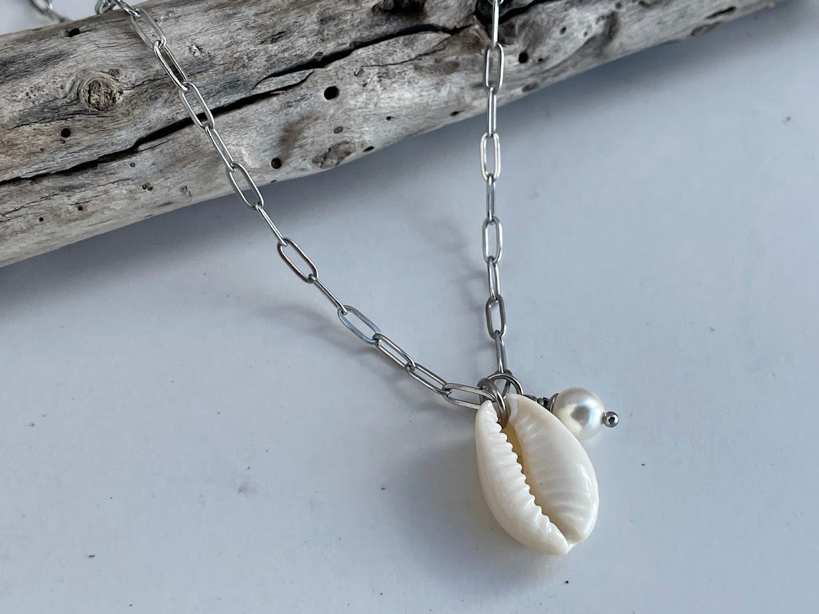 Collier coquillage Cauris & perle Swarovski