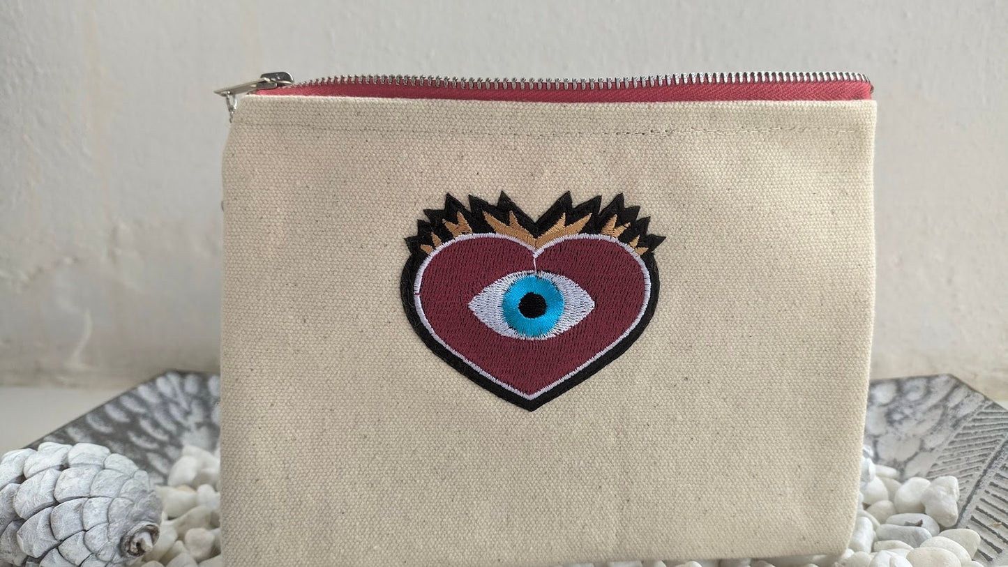 Pochette brodée Oeil Coeur – Pochette Oeil Bleue – Cadeau grec