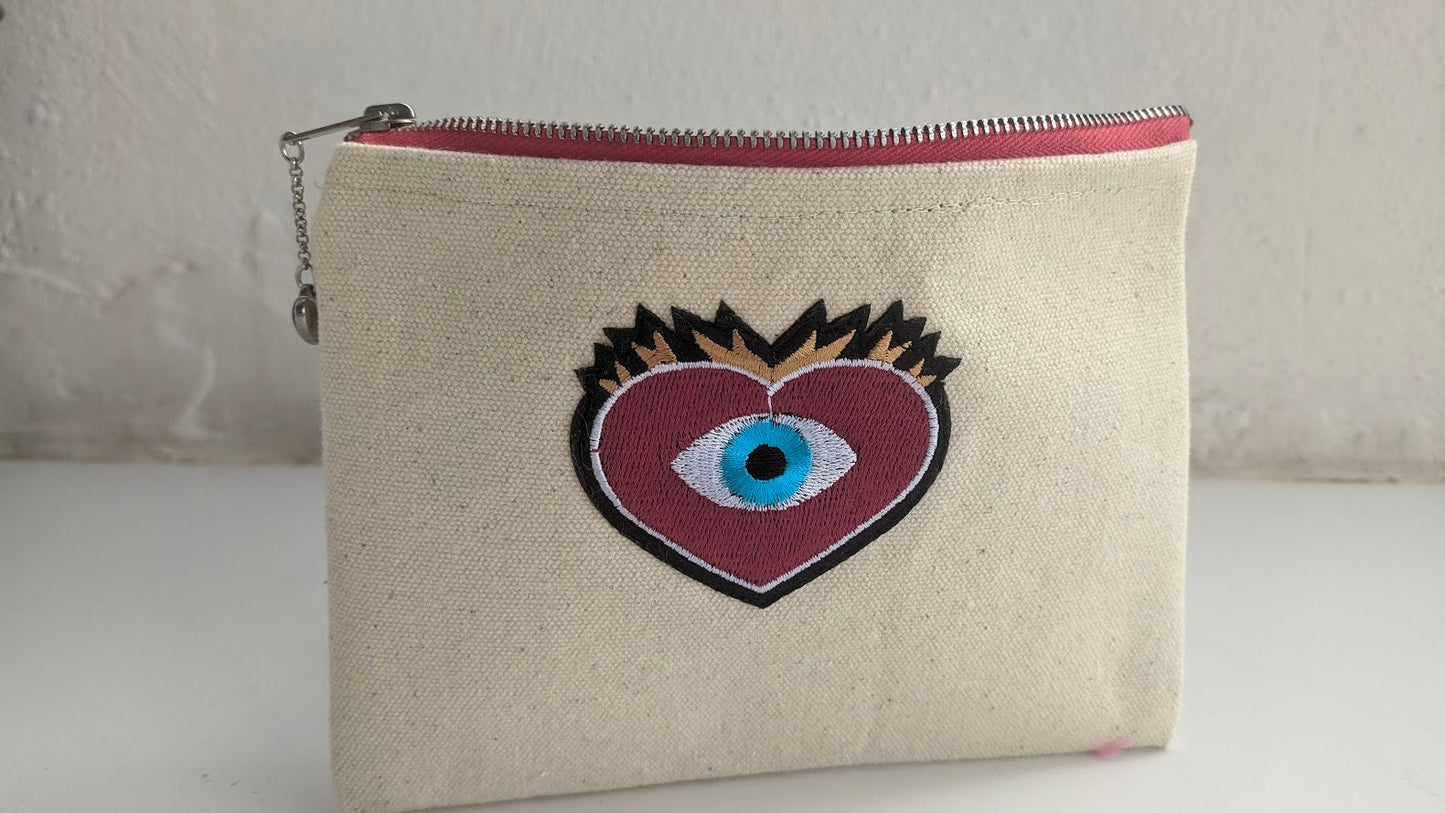 Pochette brodée Oeil Coeur – Pochette Oeil Bleue – Cadeau grec