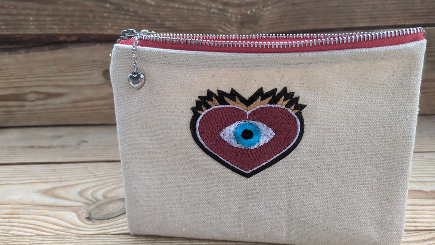 Pochette brodée Oeil Coeur – Pochette Oeil Bleue – Cadeau grec