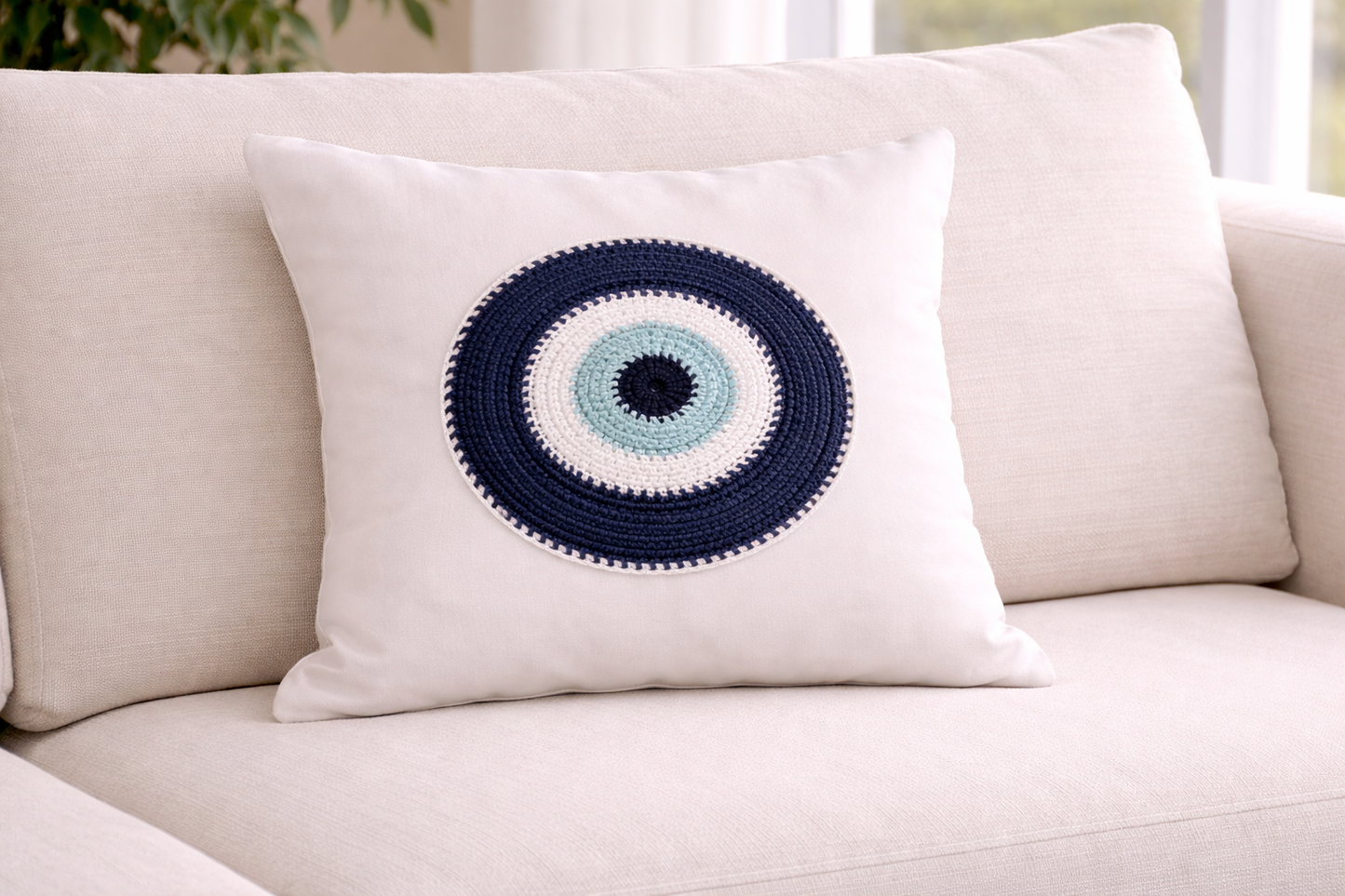 Housse de coussin fait main – Design crochet œil porte-bonheur, tissu toile blanche