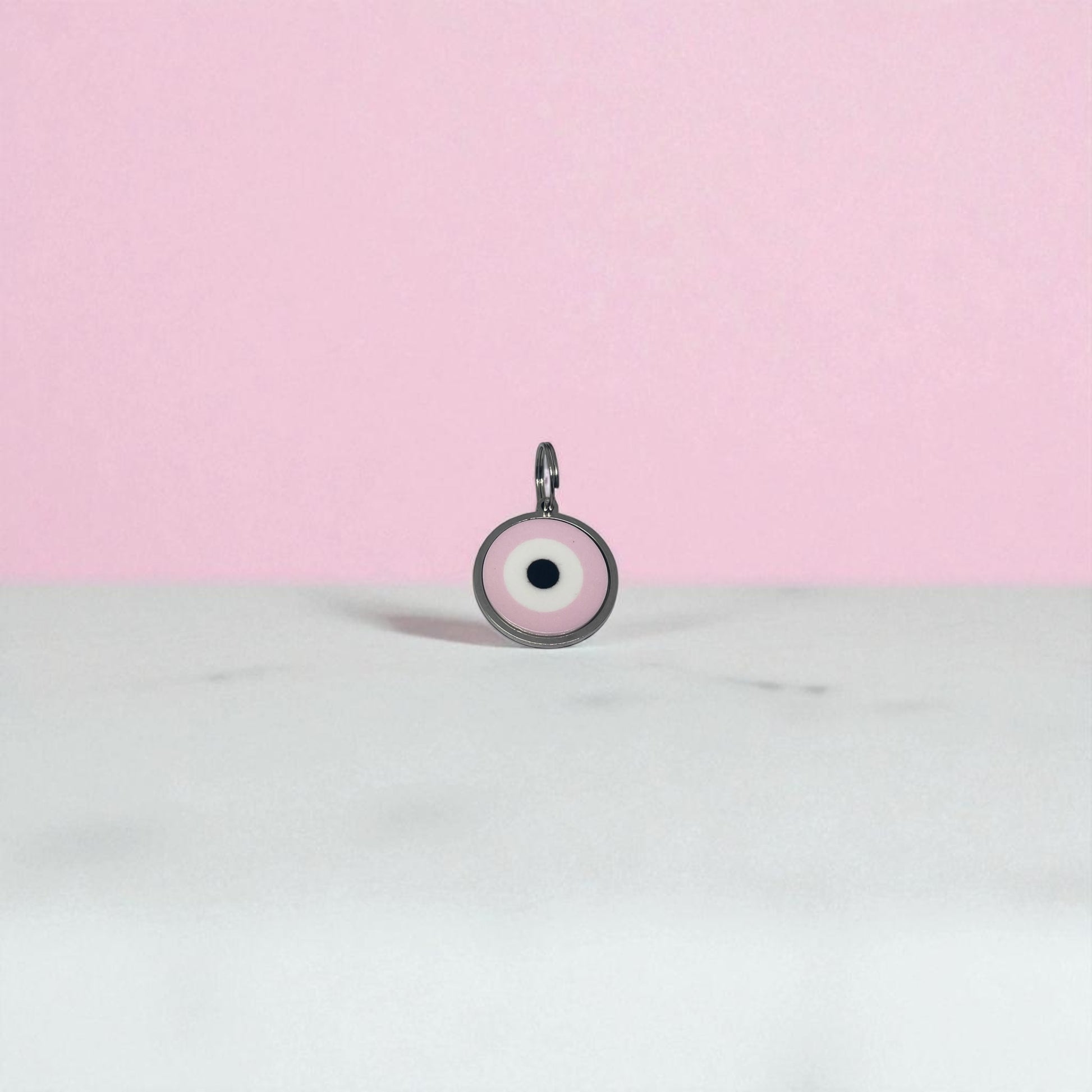 Pink eye-shaped pendant for pet 