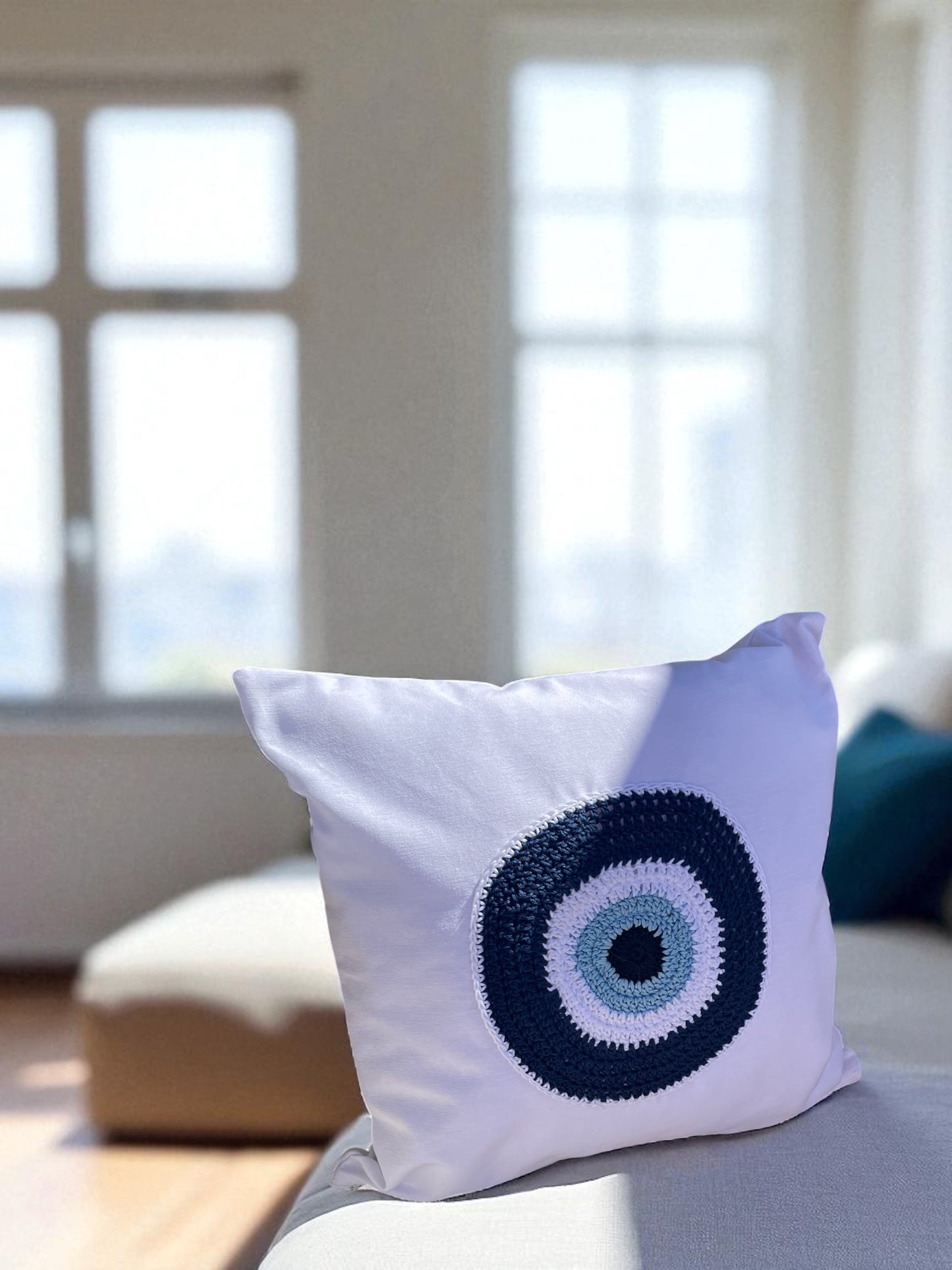 Housse de coussin fait main – Design crochet œil porte-bonheur, tissu toile blanche