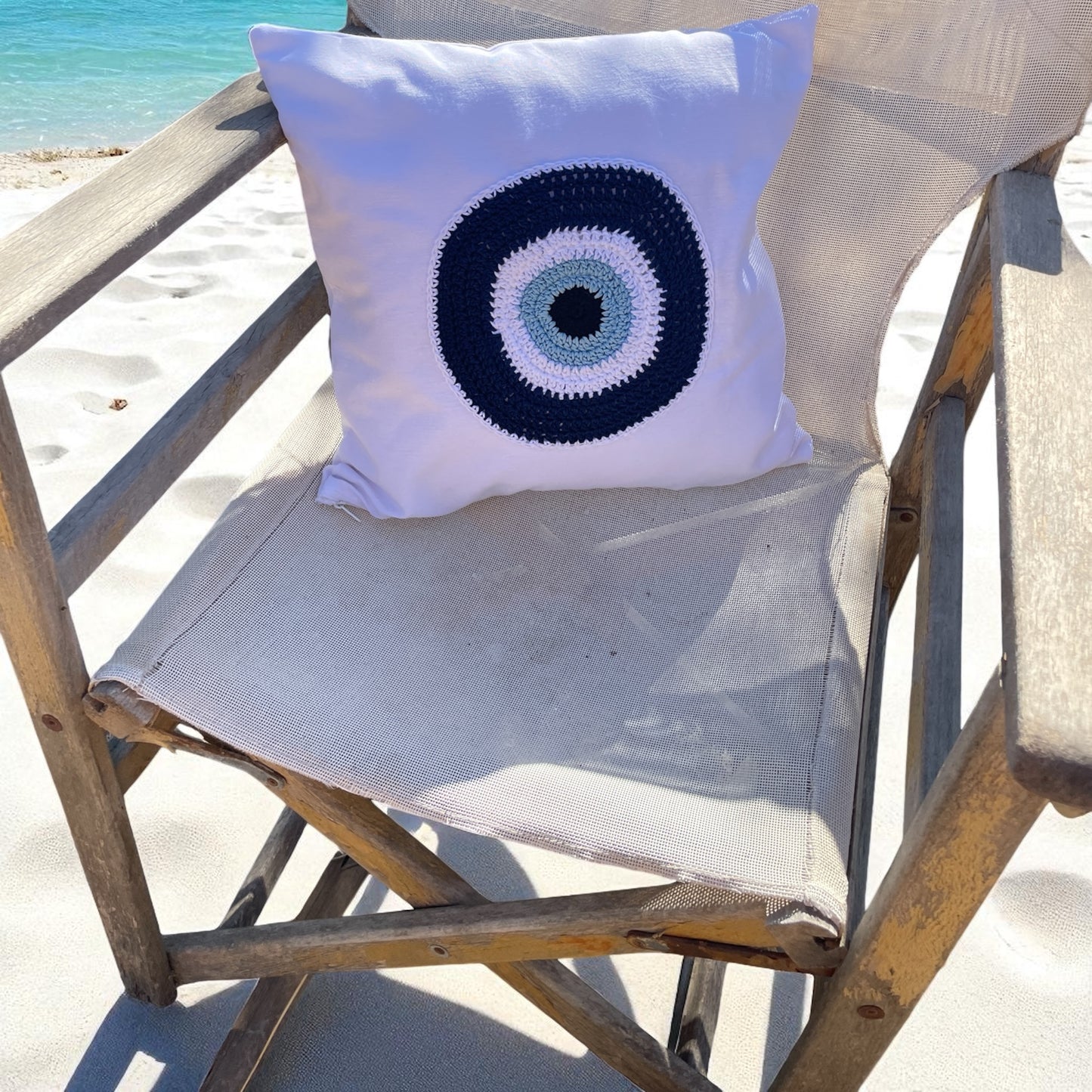Housse de coussin fait main – Design crochet œil porte-bonheur, tissu toile blanche