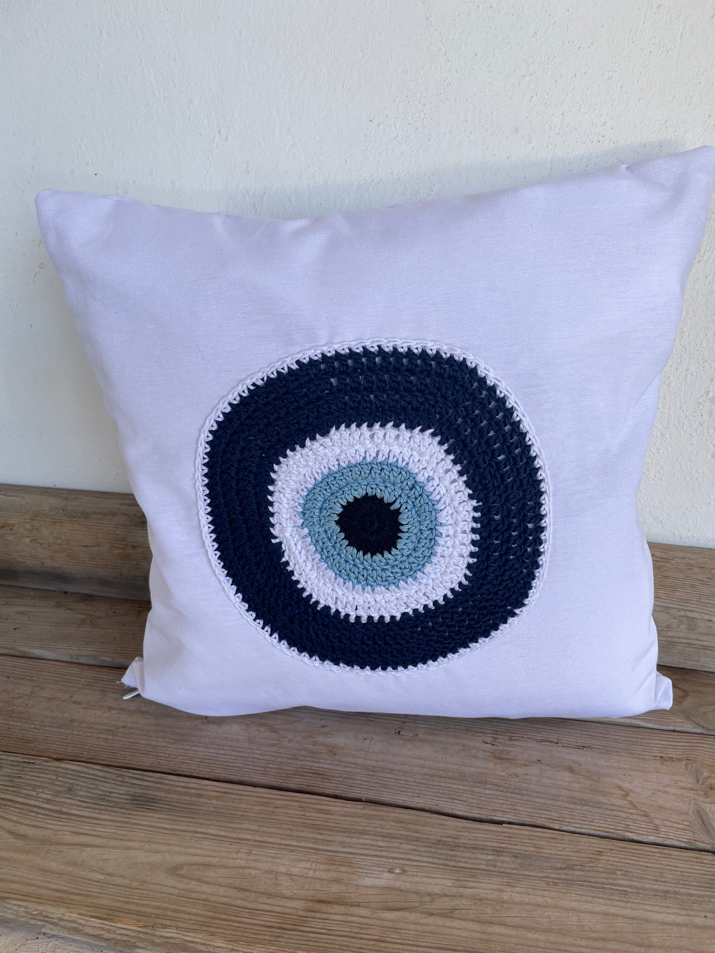 Housse de coussin fait main – Design crochet œil porte-bonheur, tissu toile blanche