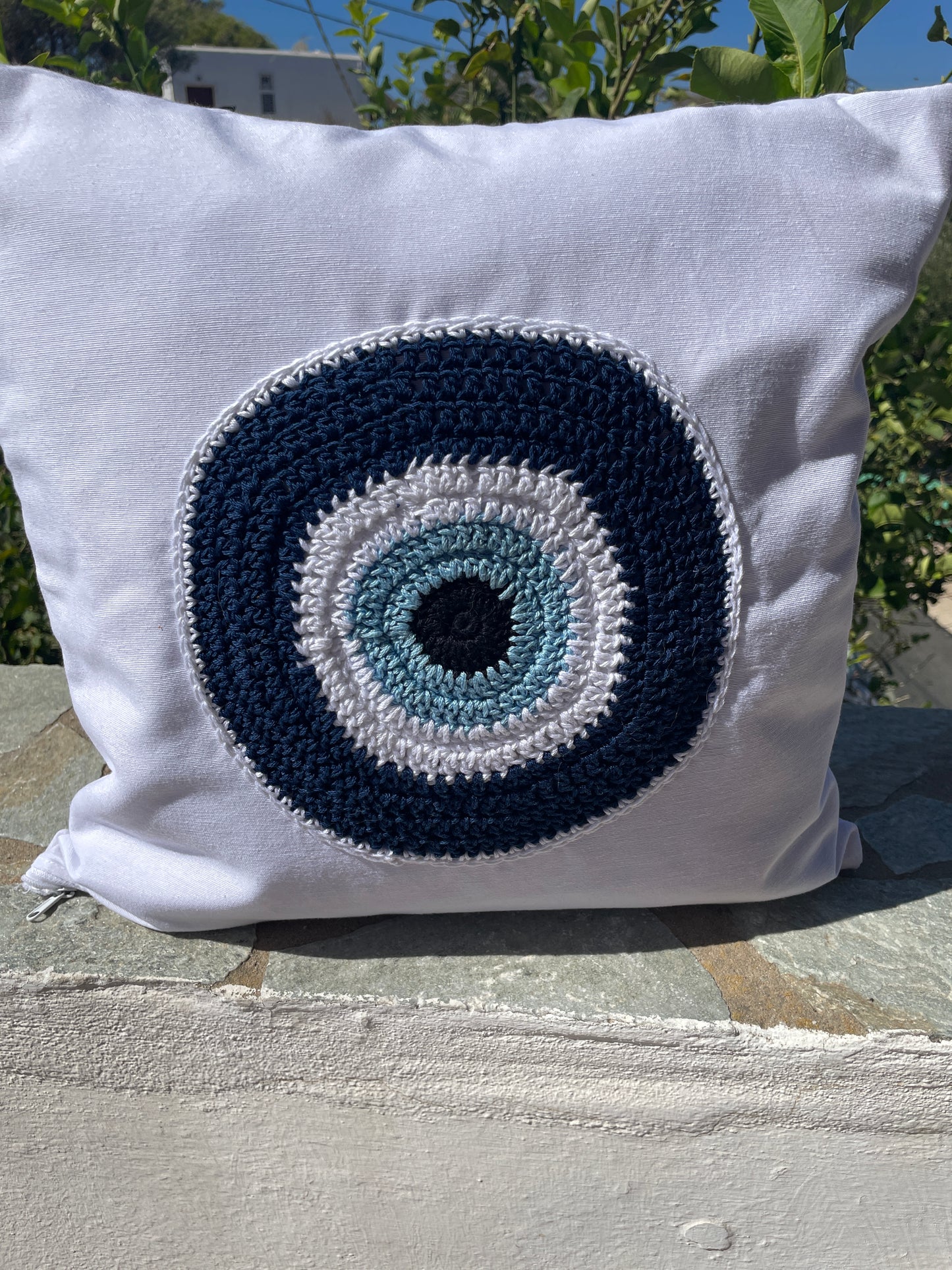 Housse de coussin fait main – Design crochet œil porte-bonheur, tissu toile blanche