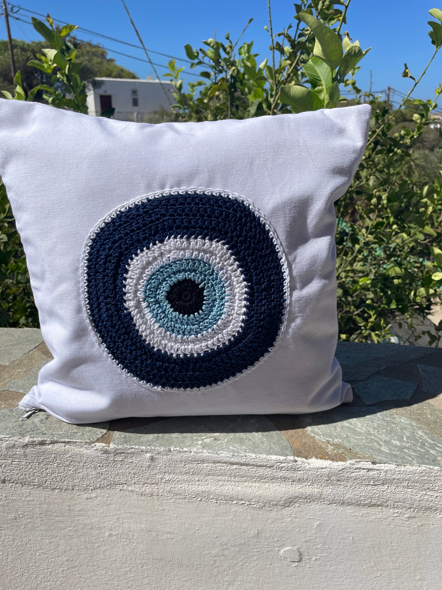 Housse de coussin fait main – Design crochet œil porte-bonheur, tissu toile blanche