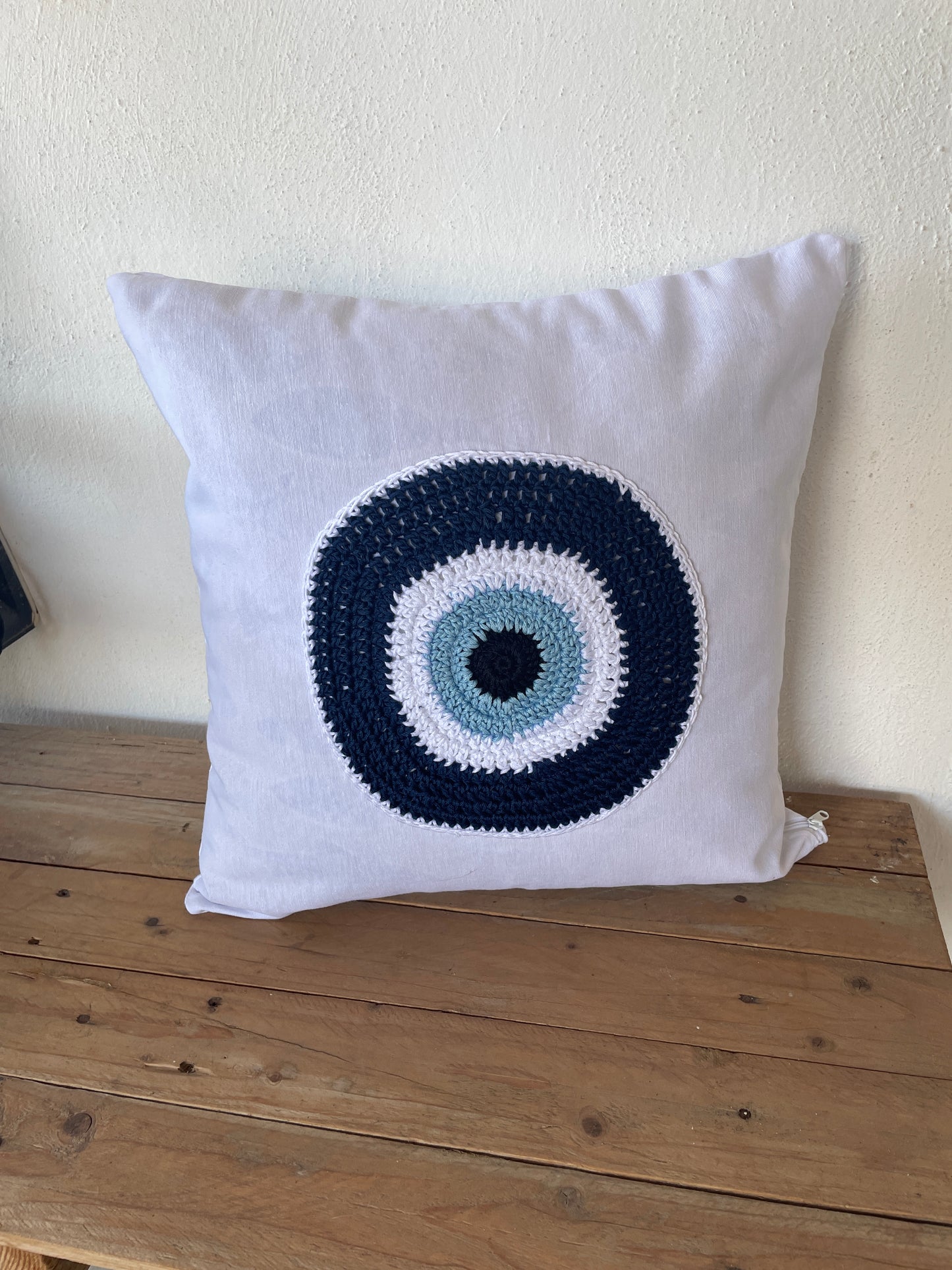 Housse de coussin fait main – Design crochet œil porte-bonheur, tissu toile blanche