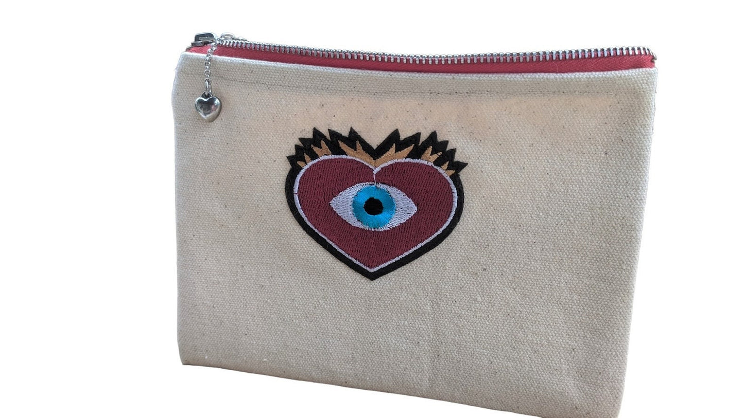 Pochette brodée Oeil Coeur – Pochette Oeil Bleue – Cadeau grec